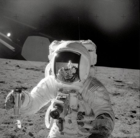 Pilot astronomer Alan L. Bean of Apollo 12 on Apollo 12 on Apollo 12, Environmental Protection Controlling Special Container Environment Charan Conrad Junior, Commander, and Bean Participated. Conrad takes the picture, reflects on the moon matrix pilot's helmet visor. (NASA)